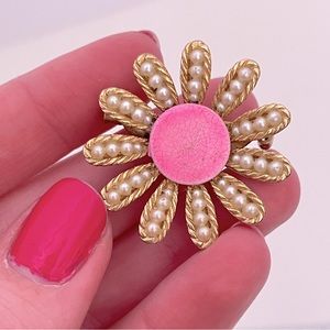 Vintage 60s KRAMER Faux Pearl MOD Daisy Spring Floral Cottage Fairy Pin / Brooch